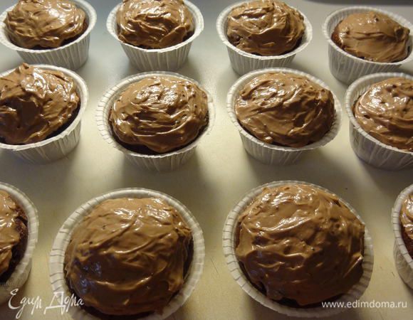 Покроем поверхность маффинов полученным кремом. 