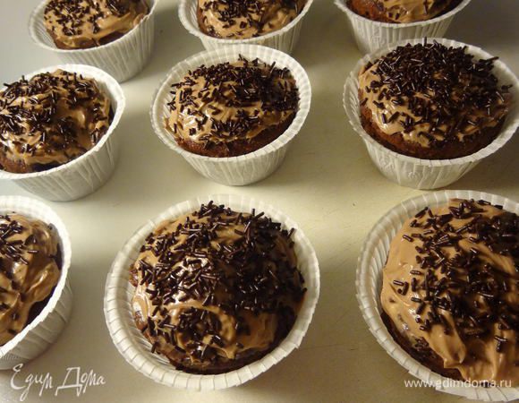 Присыпем маффины шоколадной посыпкой. Из подручных средств сделаем ножки и глазки для паучков. Я использовала для этого жевательные лакричные конфеты.