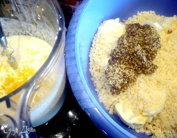 Разогреем духовку до 200 градусов. У хлеба отрежем края и измельчим хлеб в блендере. Пармезан также измельчим в блендере. Соединим пармезан, хлебную крошку, мягкое масло, 1 ст.л. горчицы. Яйцо смешаем со сметаной, сливками, 1 ст.л. горчицы, цедрой лимона. Посолим и поперчим.