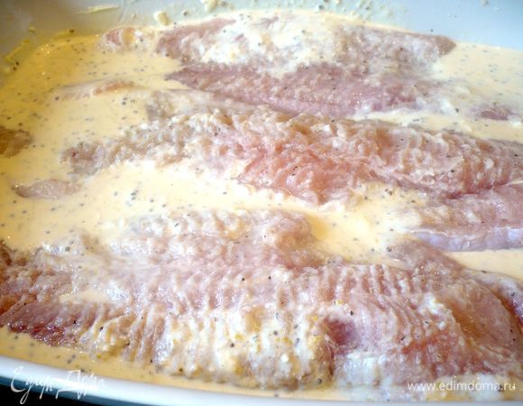 Форму для запекания смажем сливочным маслом. Филе рыбы промоем, обсушим, посолим, поперчим и сбрызнем лимонным соком. Выложим рыбу на сливочный соус.