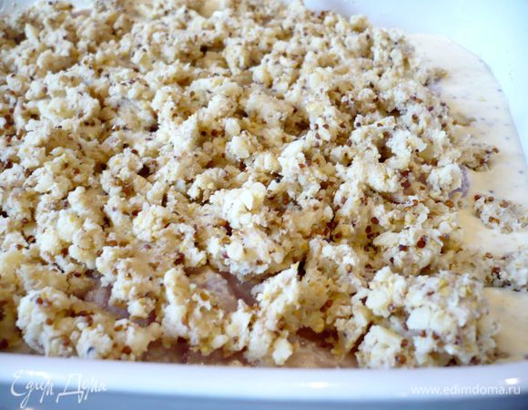 Сверху выложим хлебно-пармезановую крошку. Запекаем в духовке примерно 20 - 30 минут. Я готовила в два раза больше рыбы и филе было достаточно крупным, поэтому мне потребовались 45 минут. Незадолго до окончания запекания проверьте, не пригорает ли крошка, если да, то закройте форму фольгой. 