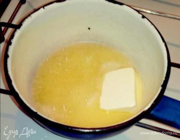 В кастрюльке на медленном огне растапливаем маргарин.
