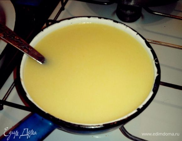 Добавляем молоко, постоянно мешая,и когда смесь станет теплой, добавляем дрожжи, сахар (сахарную пудру), ваниль (ванильный сахар) и щепотку соли. Размешиваем до полного растворения  дрожжей и сахара.