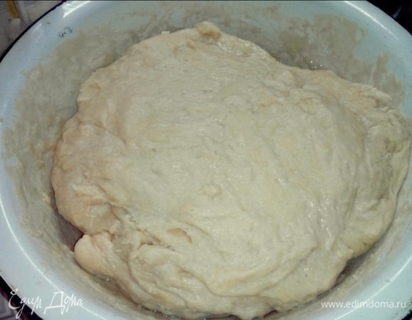 В смесь постепенно добавляем просеянную муку и замешиваем мягкое, не тугое тесто.