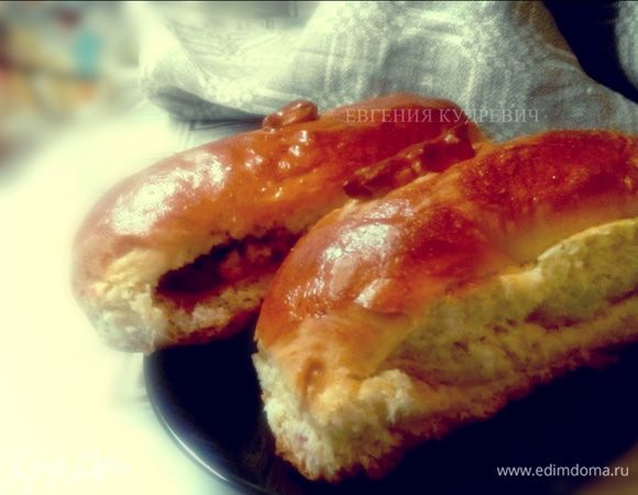 Теперь делаем булочки: руки  и рабочее место ссыпаем мукой (чтобы тесто не липло), отщипливаем небольшие кусочки , примерно одного размера (не забывайте , что во время выпекания тесто ещё подрастет!!), раскатываем (разравниваем руками) и во внутрь выкладываем слегка отжатую вишню в ряд, и заворачиваем, края защипляем. Выкладываем на противень шовчиком вниз. Булочки смазываем яйцом и отправляем в духовку на минут  30-40. Когда наши булочки подрумянятся, достаем! 
Приятного аппетита!