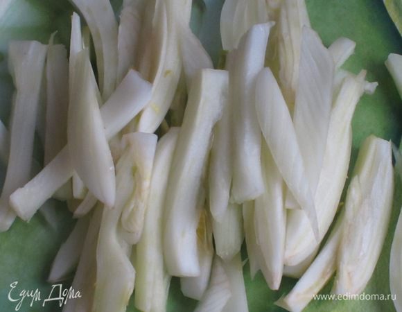 Фенхель нарезать тонкими брусочками.