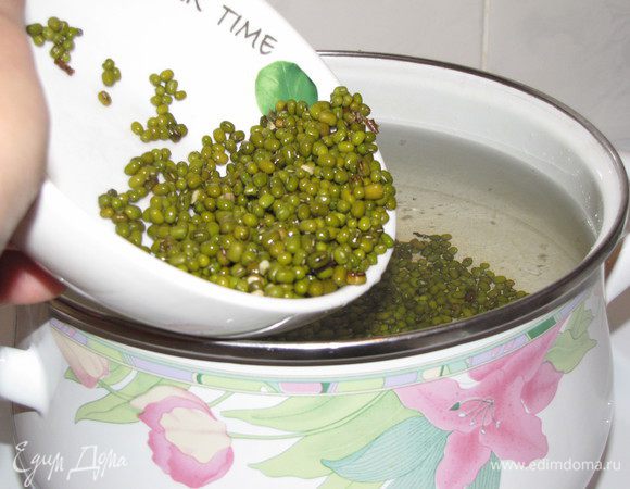 Начнем с маша. Пока он варится, подготовим все остальные ингредиенты. Маш промыть, высыпать в кастрюлю и залить 2,5 литрами холодной воды. 