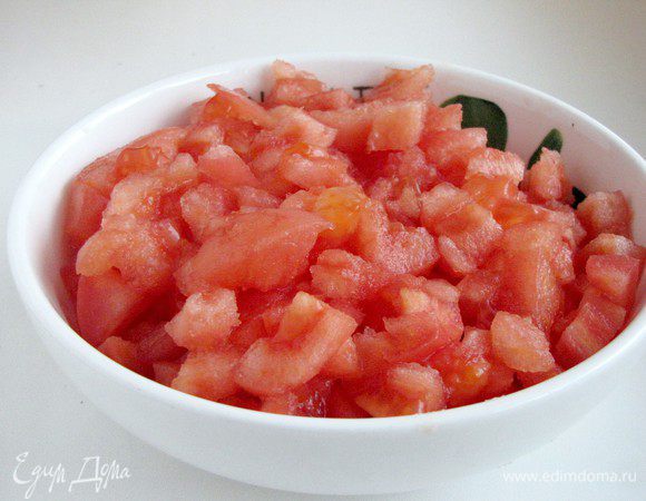 Помидоры обдать кипятком, затем холодной водой  и снять кожицу. Мякоть нарезать кубиками.