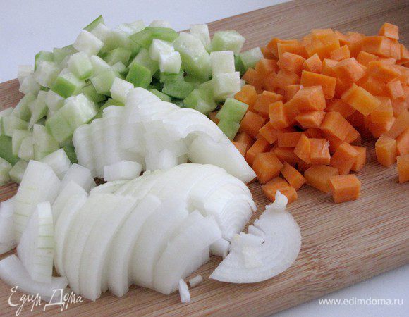 Лук нарезать четвертинками колец, морковь и репку маленькими кубиками. Я не нашла репку и вместо нее использовала зеленую редьку.