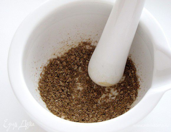 Зиру и кориандр растереть в ступке.