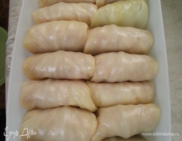 Половину голубцов я складываю в контейнер для заморозки и отправляю в морозилку. При необходимости перекладываем вечером из морозилки в холодильник, и в обед можно готовить. Если размораживание проходит при низких температурах (в холодильнике), продукты держат первоначальную форму.