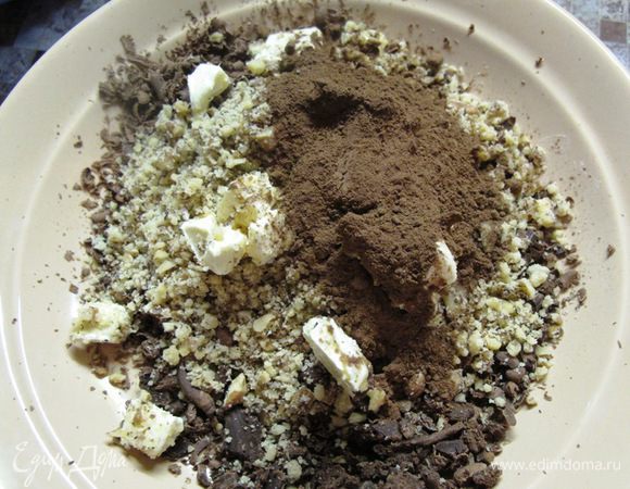 Приготовить орехово-шоколадную смесь. Орехи раздробить, шоколад натереть на крупной терке,  масло нарубить кубиками. Добавить какао и сахарный песок.
Все перемешать и убрать в холодильник.