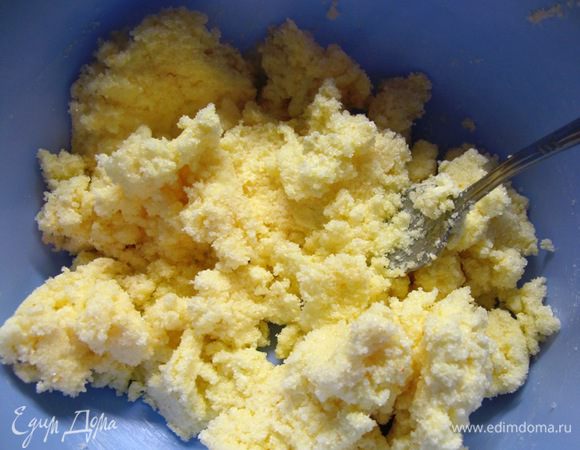 В миске, в которой будет готовиться тесто, мягкое масло вилкой, без миксера,смешать с сахаром и ромовой эссенцией. Затем по одному вбить яйца и добавить сметану. Хорошо перемешать.