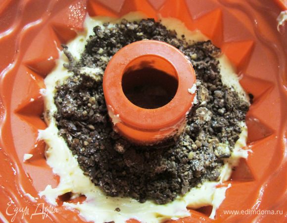 Достаем из холодильника начинку. В форму тесто и начинку выкладываем слоями. Если форма круглая и кекс будет перевертываться при вынимании, сначала кладем тесто, затем слой всей шоколадно-ореховой крошки, затем снова тесто. Если выпекаете в разъемной форме, сначала тесто, затем половина шоколадной крошки, затем снова тесто, затем снова сверху шоколадно-ореховая крошка.
Силиконовую форму смазываем маслом перед выпеканием. Обычную неразъемную форму застилаем пергаментом, чтобы легче вынимать кекс.