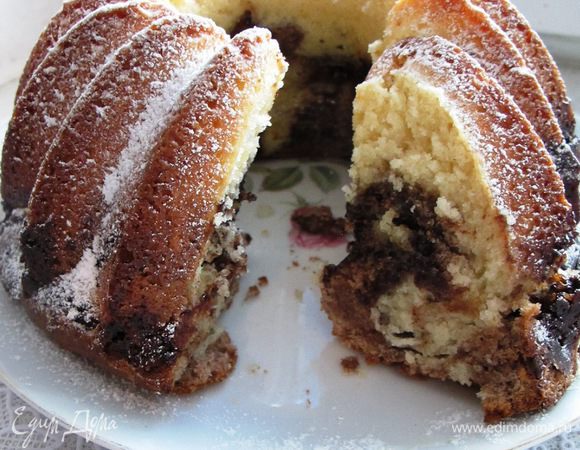 Выпекаем при температуре 160-170 градусов около 40-45 минут на нижнем жару духовки. Готовность определяем деревянной палочкой. Перед подачей обязательно полностью остудить.