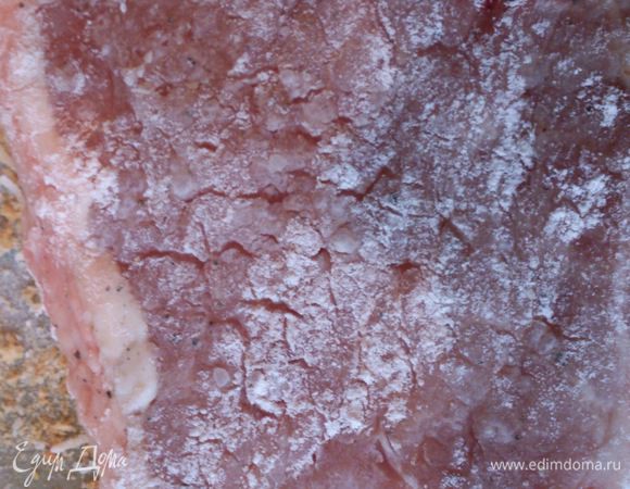 Свиную корейку вымыть, обсушить и отбить до толщины 5-7 мм. Обвалять в муке и обтрусить.