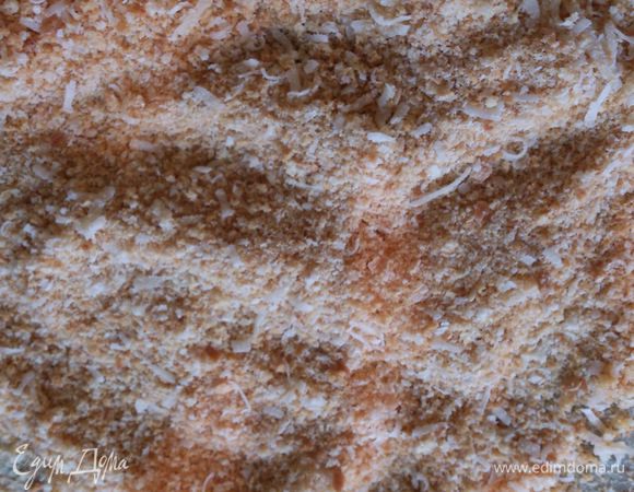 Пармезан смешать с сухарями, солью и перцем. Корейку обвалять во взбитых яйцах, а потом в сухарной смеси.