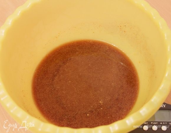 Цикорий залить 100 мл кипятка, перемешать и оставить до остывания.