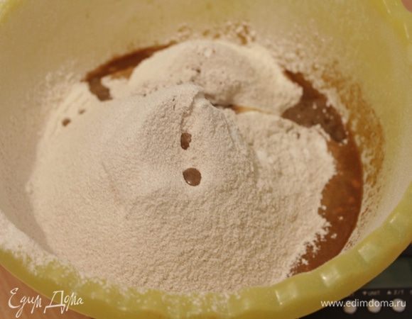Смешать все сухие компоненты и дрожжи. Добавляем масло и мёд, оставшуюся воду.