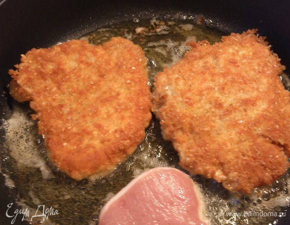 Обжарить мясо в хорошо разогретом масле по 7-8  минут с каждой стороны.