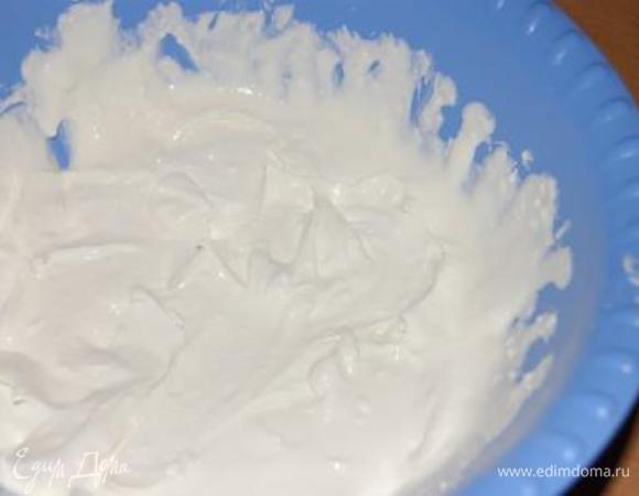Смешать творог со сметаной, взбить блендером до устранения комочков.