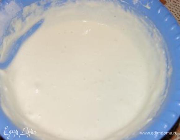 Яйца взбить с сахаром.  Половину яичной смеси добавить к творогу.