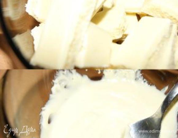 Шоколад растопить на водяной бане. Смешать с половиной яиц. Добавить к творожной массе.