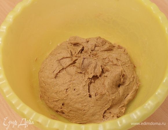 Замешиваем липкое тесто.