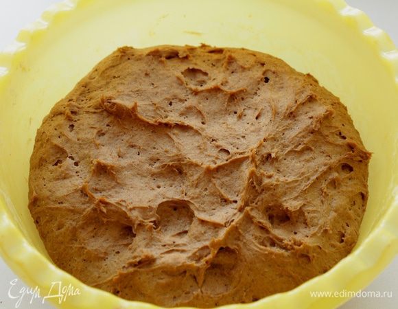 Накрываем тесто плёнкой и оставляем подходить на 1 час.