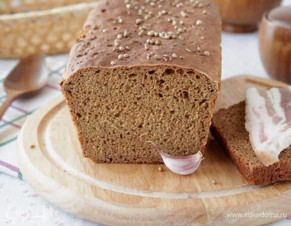 Готовый хлеб вынимаем из формы, даем ему остыть.