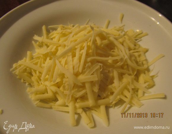 Яйца взбиваем с майонезом и добавляем натёртый сыр (любой сыр,который можно натереть на тёрке).