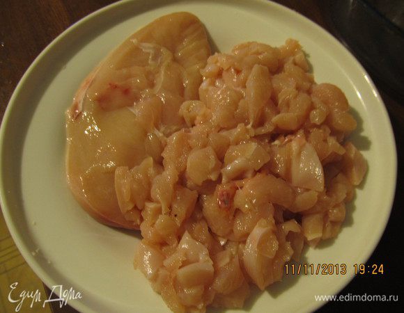 Нарезаем куриное филе.Чем меньше кусочки,тем лучше.