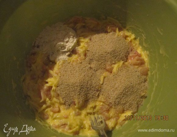 К полученной массе добавляем муку, сухари и опять замешиваем. Можно добавлять только муку или только сухари.