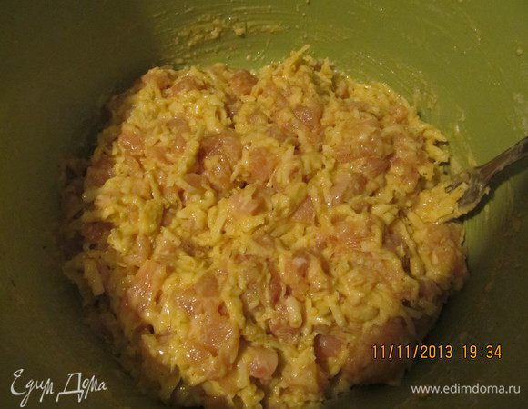 Смесь готова! Жарим на масле (я предпочитаю оливковое). Выкладываем котлетки столовой ложкой на сковороду в разогретое масло.