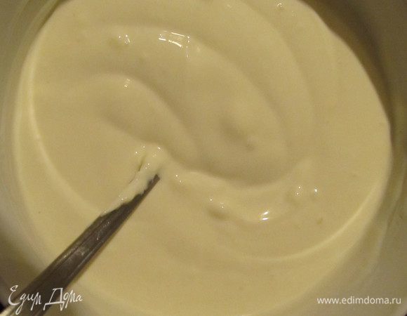 Майонез смешивается со сметаной. Я указала соотношение 1 к 1. Но можно менять,на ваш вкус.