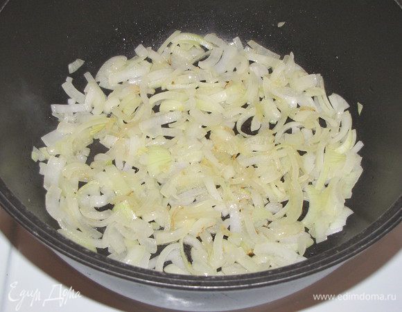 Разогреть в казане или большой кастрюле с толстым дном масло и обжарить лук до кремового цвета, 5-7 минут.