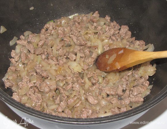 Положить рубленый фарш, обжаривать пока жир в казане вновь не станет прозрачным.