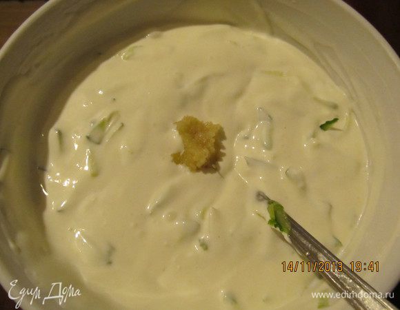 Чеснок трём на мелкой тёрке или выдавливаем, добавляем в массу. Всё перемешиваем и соус готов!
Этот соус также можно делать с маринованным или солёным огурцом, можно без чеснока, можно добавить зелени по вкусу. Вот сколько вариантов!