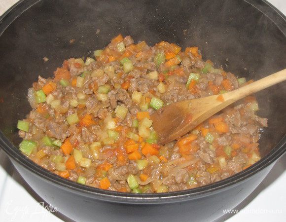 Затем добавить в казан кубики моркови и репы. Обжаривать минут 10.