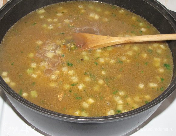 К этому времени должен свариться маш, все зерна в нем должны лопнуть. Если этого не произошло, то варите еще. Затем перелейте отвар из кастрюли в казан. Посолите. Машевый  суп соли возьмет больше, чем любой другой. Варите 15-20 минут.