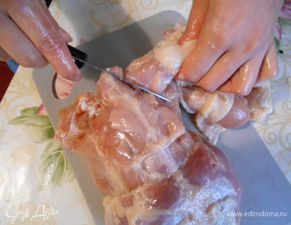 Когда дойдете до крылышек, осторожно перережьте сустав. Когда отрежете второе крылышко, кожу можно снять полностью.