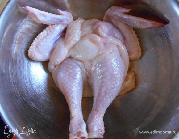 Кожу солим и слегка перчим снаружи и внутри и убираем пока в холодильник.