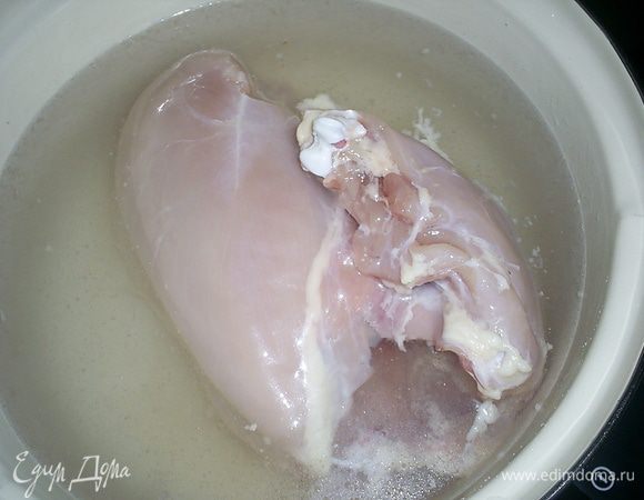 Отправляем куриную тушку вариться. Не забудьте посолить  и поперчить бульон по вкусу и добавить свои любимые приправы. От момента закипания варить курицу примерно 20 минут. Готовую курицу остудить.