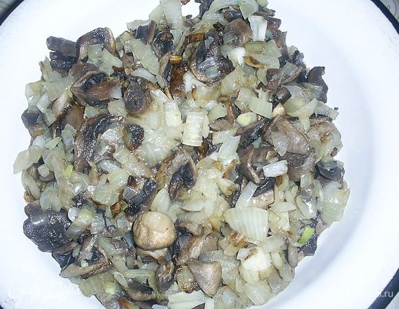 Тем временем можно приготовить грибную начинку. Грибы моем, режем пластинками, отправляем на горячую сковороду, после испарения жидкости добавляем растительное масло и мелко нарезанный лук (1 крупную или 2 средние). Солим по вкусу, но не забываем про то, что еще будем добавлять соленый сыр. Обжариваем до готовности лука.