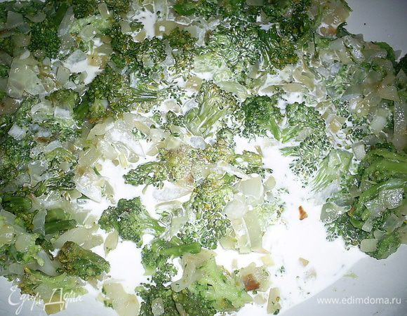 Лук обжариваем на растительном масле до прозрачности. Добавляем отваренную в подсоленной воде брокколи (у меня была отваренная и замороженная, я ее просто достала из морозилки и не размораживая добавила к луку ). Обжариваем вместе 5 минут. Добавляем сливки, солим по вкусу. Накрываем сковороду крышкой и оставляем тушиться на медленном огне. 