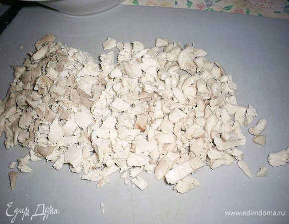Отделяем отварное куриное мясо от костей и нарезаем как можно мельче.