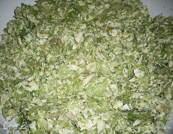 Добавляем нарезанное куриное мясо на сковороду, где тушатся овощи, тушим все вместе еще минут 5. Разминаем все лопаткой или вилкой (в зависимости от сковороды) до получения однородной массы. После того, как начинка остынет, добавляем к ней сырое куриное яйцо и перемешиваем до однородности.