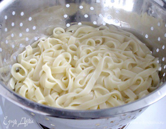 В это время в отдельной кастрюле доведите до кипения воду и сварите лапшу.