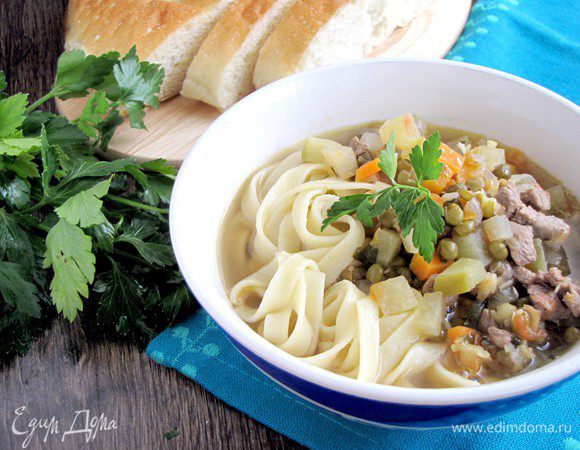 Подавайте суп в касах, добавив лапшу и посыпав тонко нарезанной зеленью. Приятного аппетита!