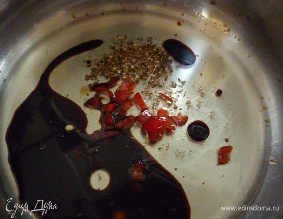 Перво-наперво готовим маринад для шашлыка. Вы что предпочитаете? Считаю, что главные тут соль и масло, а остальное по вкусам. Я выбрала восточный колорит. Масло, соевый соус, соль, белый перец и немножко красного жгучего кусочками перемешала.